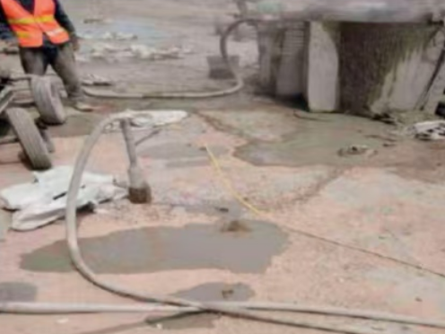 新市水泥混凝土路面板底注浆技术 路面脱空注浆整治方案